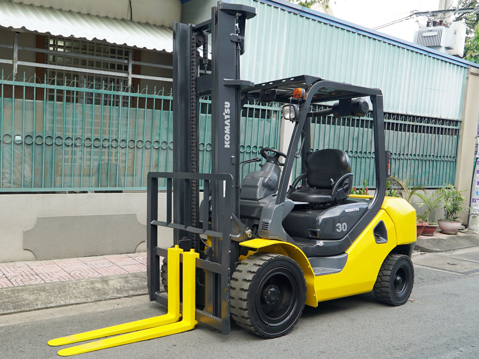 Dịch vụ cho thuê xe nâng 3 tấn của Nâng Cẩu Thanh Nhã