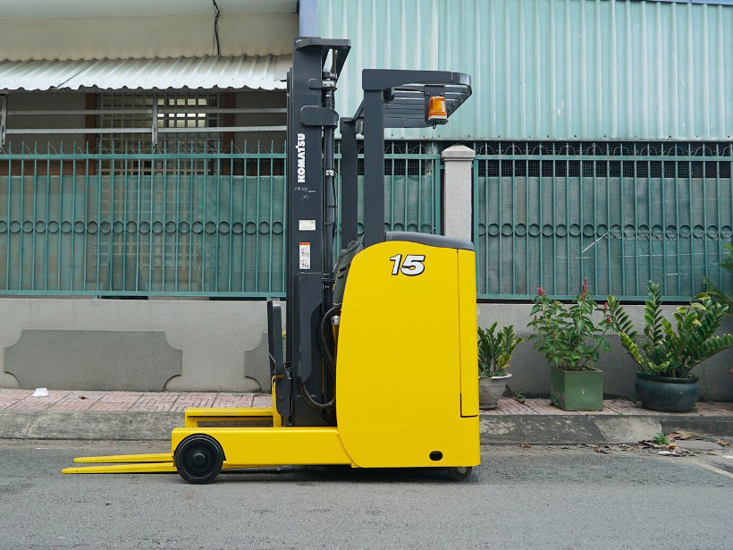 Xe nâng điện đứng lái ở Nâng Cẩu Thanh Nhã