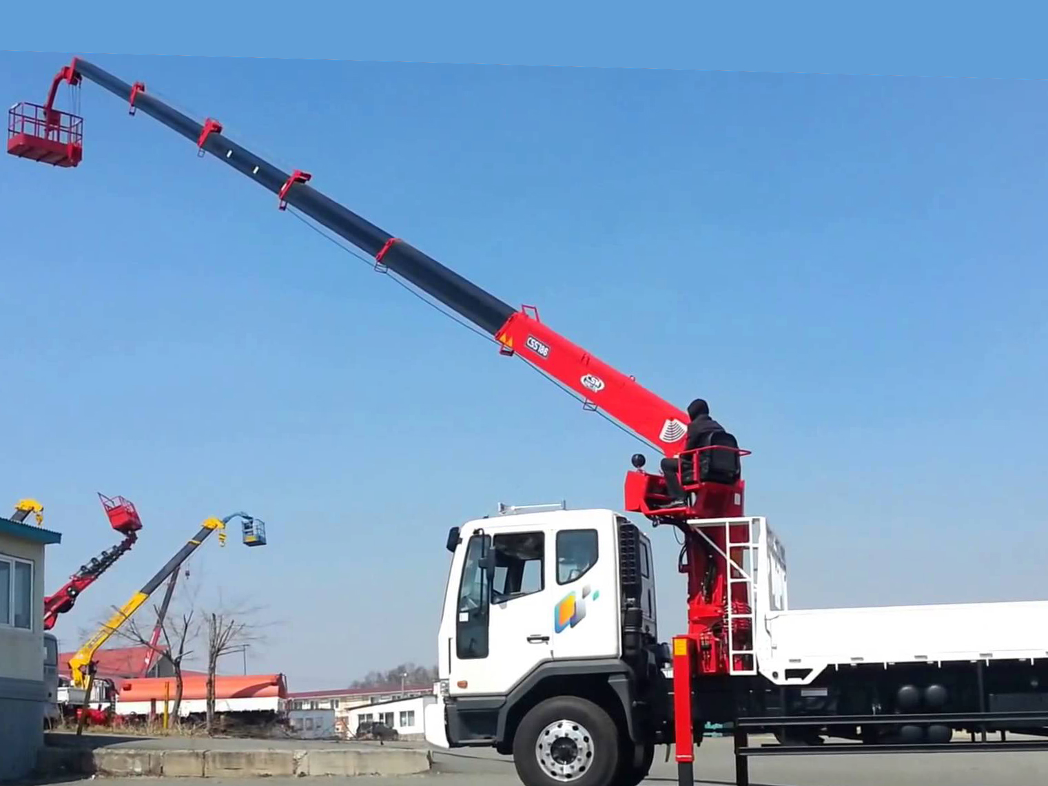 Dịch vụ cho thuê xe cẩu nâng người lên cao