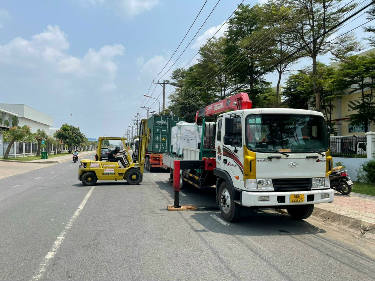 Vận hành xe nâng hỗ trợ khách hàng của Thanh Nhã