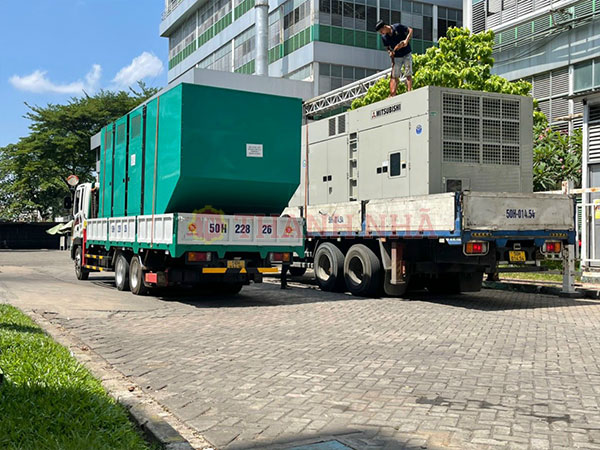 2 xe cẩu chở máy phát điện