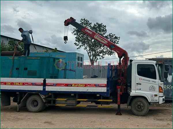 Xe tải gắn cẩu nâng hàng hóa máy phát điện diesel