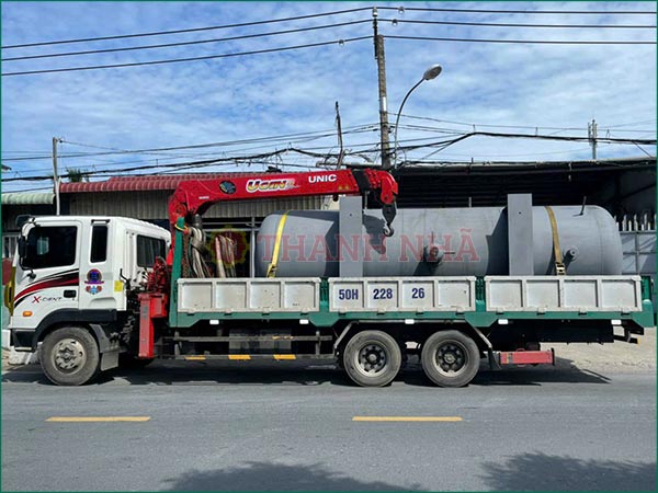 Xe tải gắn cẩu vận chuyển phuy hóa chất sắt