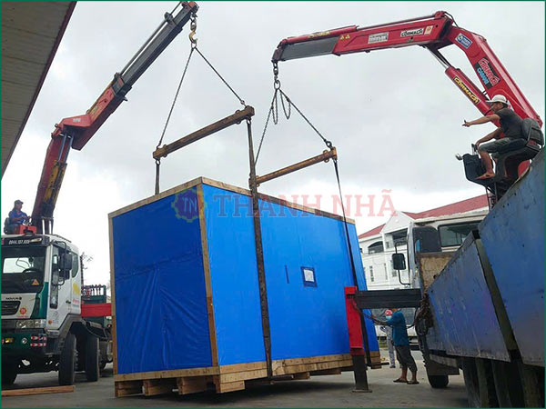 2 xe tải gắn cẩu kết hợp cùng nâng hàng hóa nặng