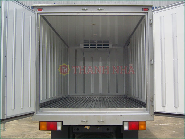 Bên trong xe tải thùng đông