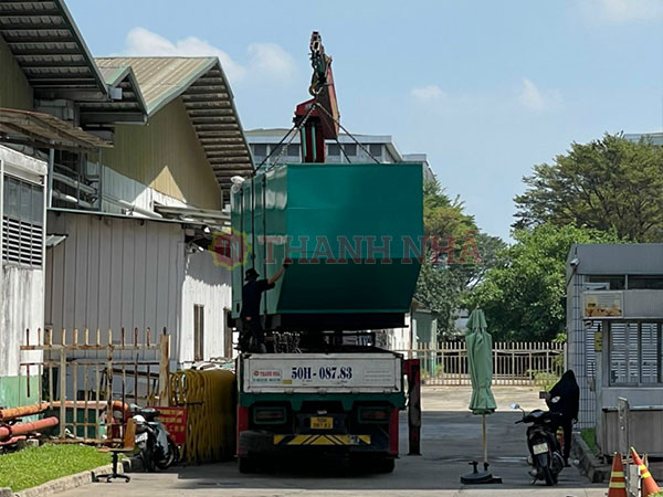 Xe nâng cẩu đang nâng máy phát điện lên thùng xe