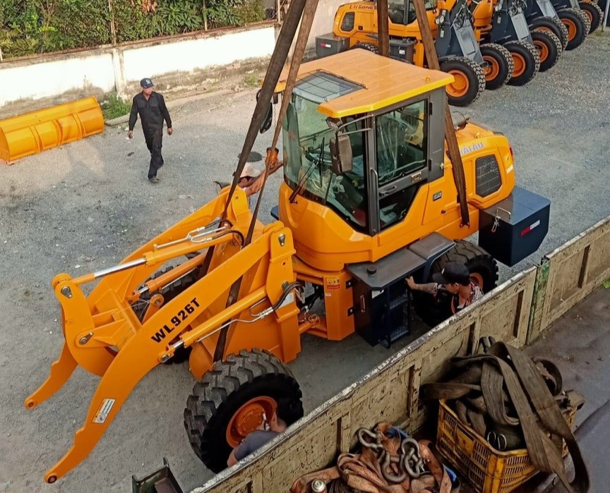 Nâng cẩu Thanh Nhã hỗ trợ vận chuyển xe cơ giới cho khách hàng