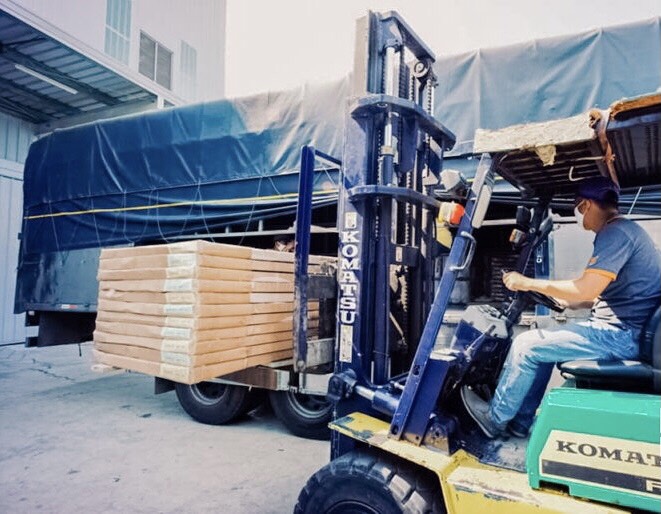 Nâng cẩu Thanh Nhã hỗ trợ vận chuyển đồ gỗ nội thất