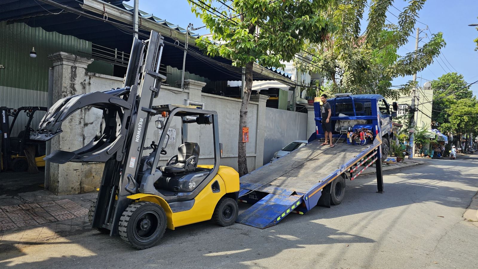 Xe nâng dầu được Thanh Nhã vận chuyển