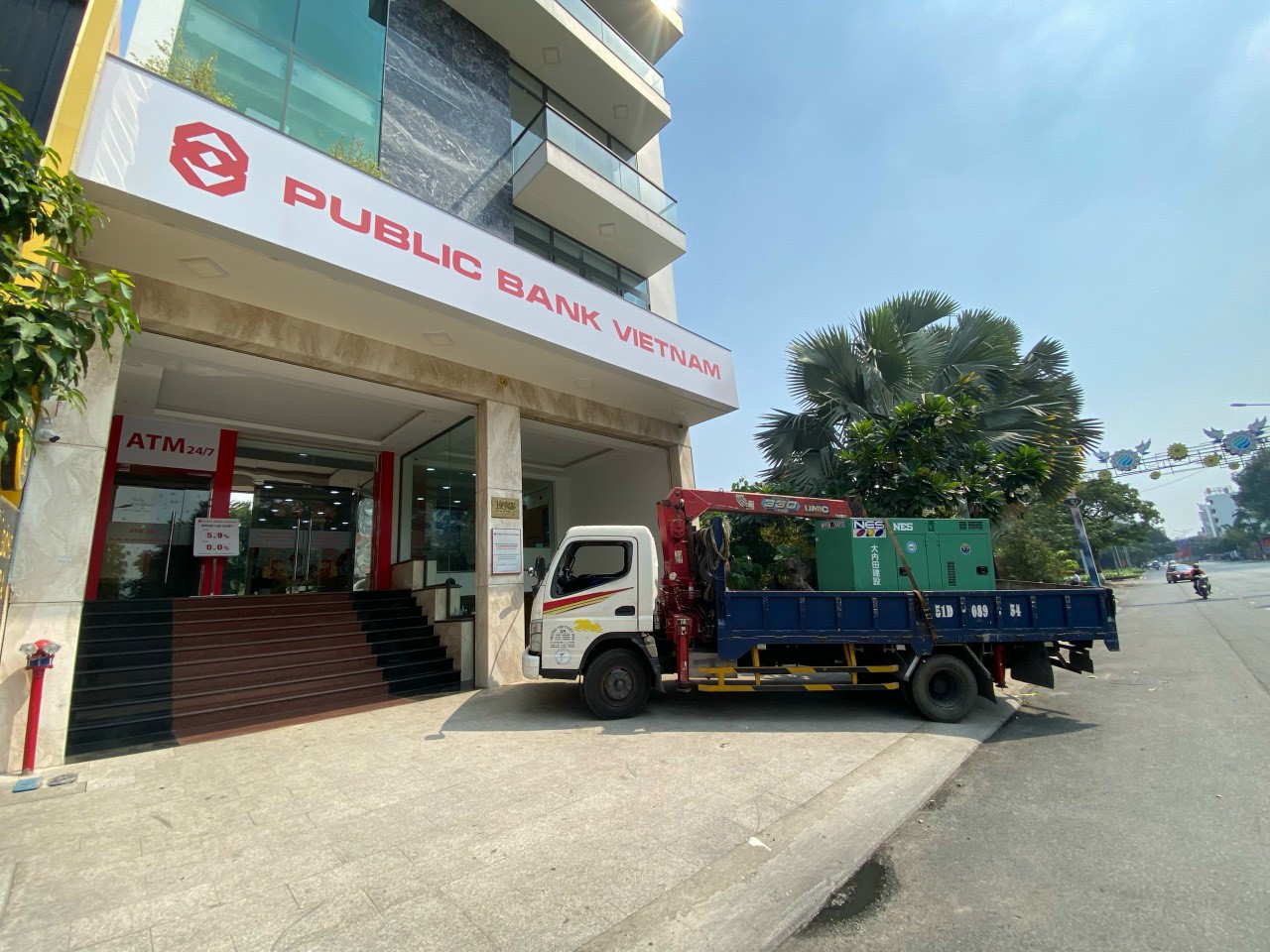 Cho thuê xe cẩu hỗ trợ lắp đặt máy móc ở Ngân Hàng