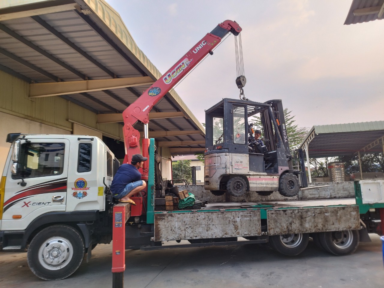 Xe cẩu thùng phục vụ công việc