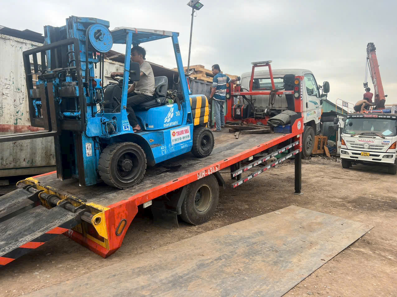 Xe cẩu Thanh Nhã đang hoạt động tại khu vực Quận 2