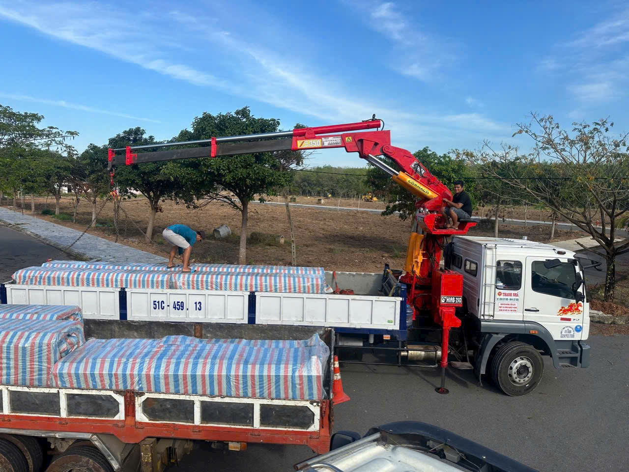 Nhu cầu cẩu trụ điện tăng cao nhằm mục tiêu phủ sóng lưới điện quốc gia