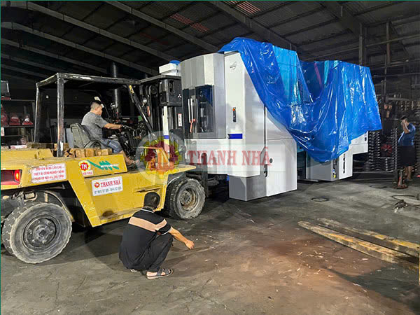 Xe cẩu Thãnh Nhã vận chuyển máy móc