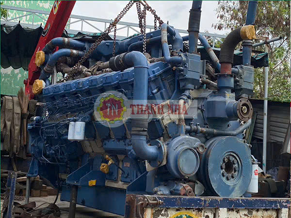 Máy móc lớn cần xe cẩu vận chuyển