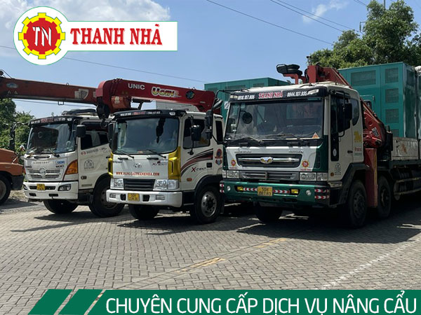 Xe cẩu đang chở 2 xe nâng hàng dầu và điện đứng lái