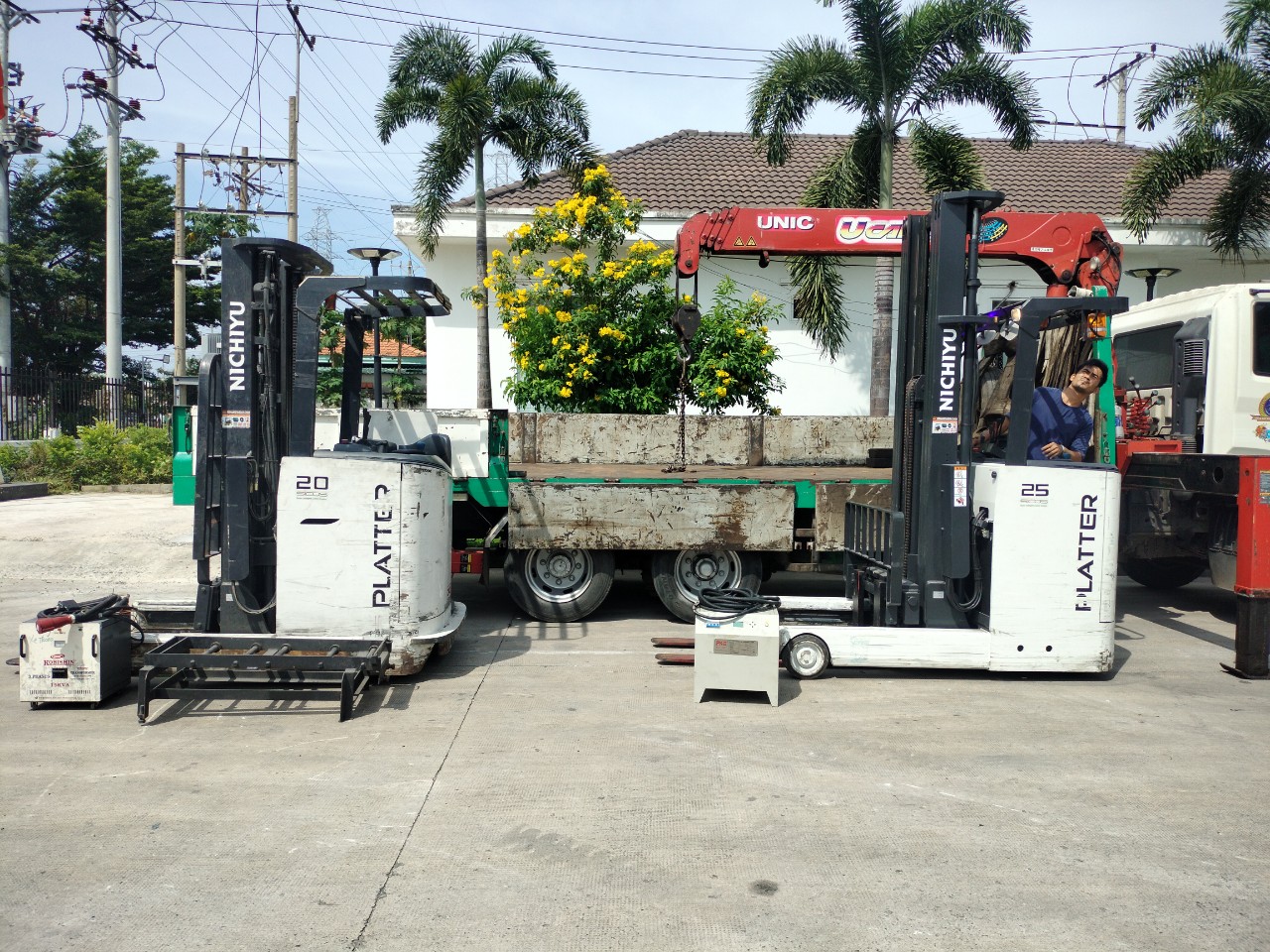 Tài xế xe cẩu bàn giao xe nâng