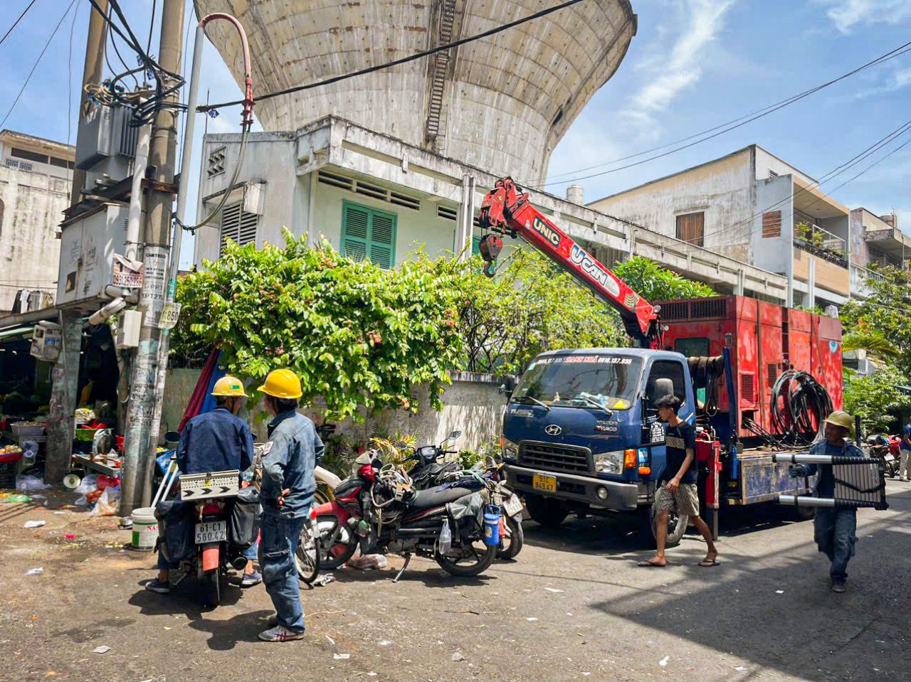  Cho thuê xe cẩu hỗ trợ lắp đặt điện | Thi công chuyên nghiệp – An toàn