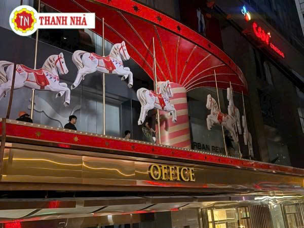 Cho Thuê Xe Cẩu Hỗ Trợ Decor Trên Cao Tại Trung Tâm Thương Mại Vincom