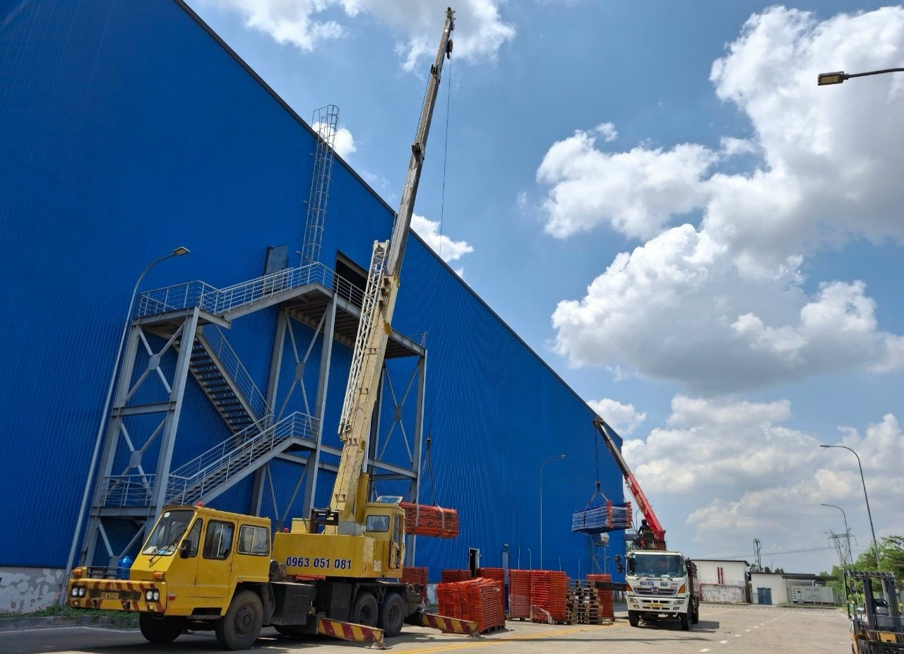 Cho thuê xe cẩu hỗ trợ vận chuyển lắp đặt trên cao