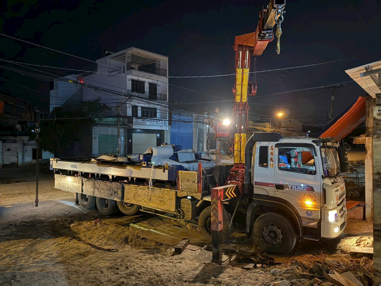 Cho thuê xe cẩu máy cắt laze khủng vào vị trí