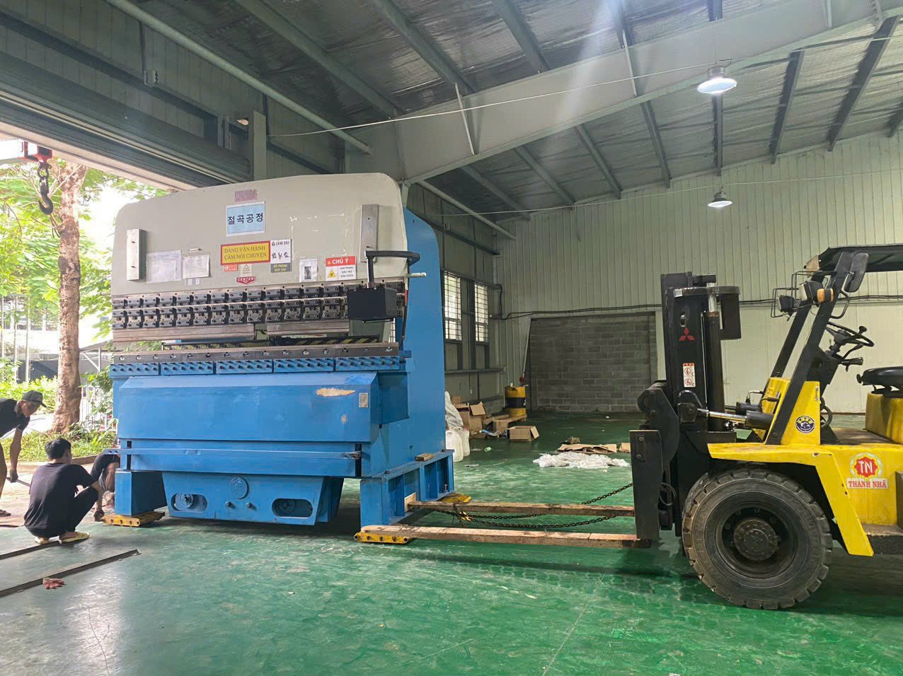 Cho thuê xe cẩu vận chuyển, lắp đặt máy tại KCN Hoà Bình, Long An