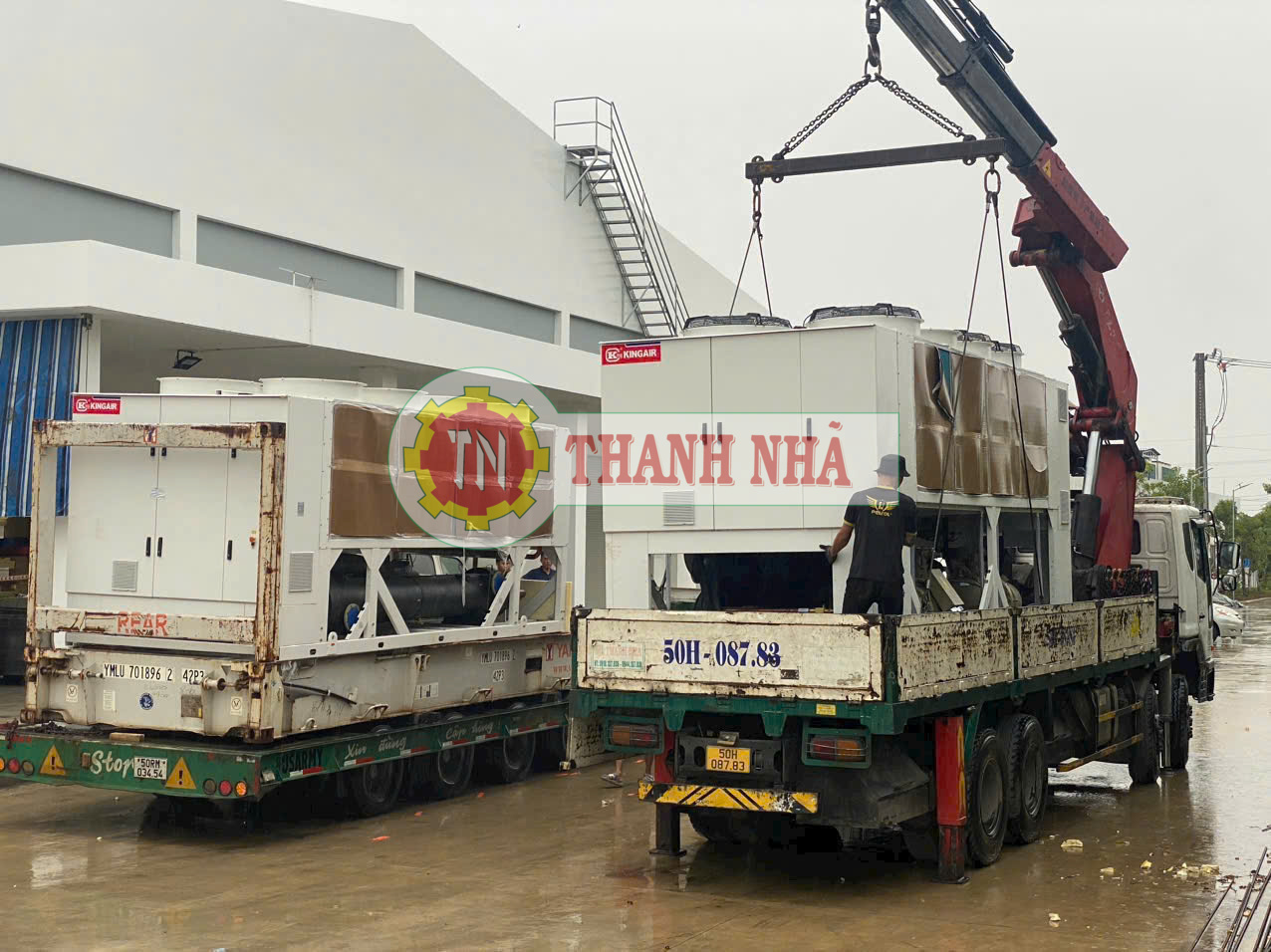 Cho thuê xe cẩu vận chuyển máy làm lạnh nước giải nhiệt gió 