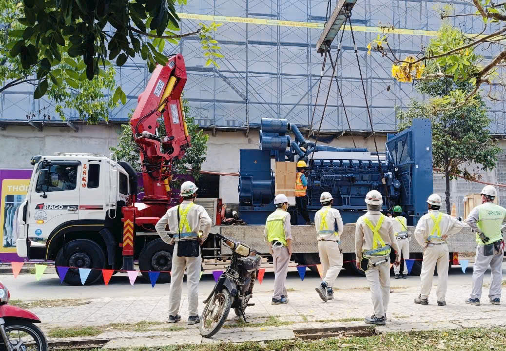 Cho thuê xe cẩu vận chuyển máy phát điện công suất lớn trong các khu công nghiệp