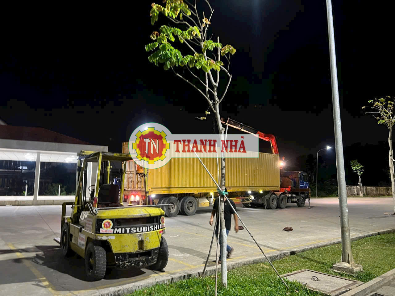 Cho thuê xe nâng xe cẩu hỗ trợ rút cont hàng | An toàn- Nhanh chóng