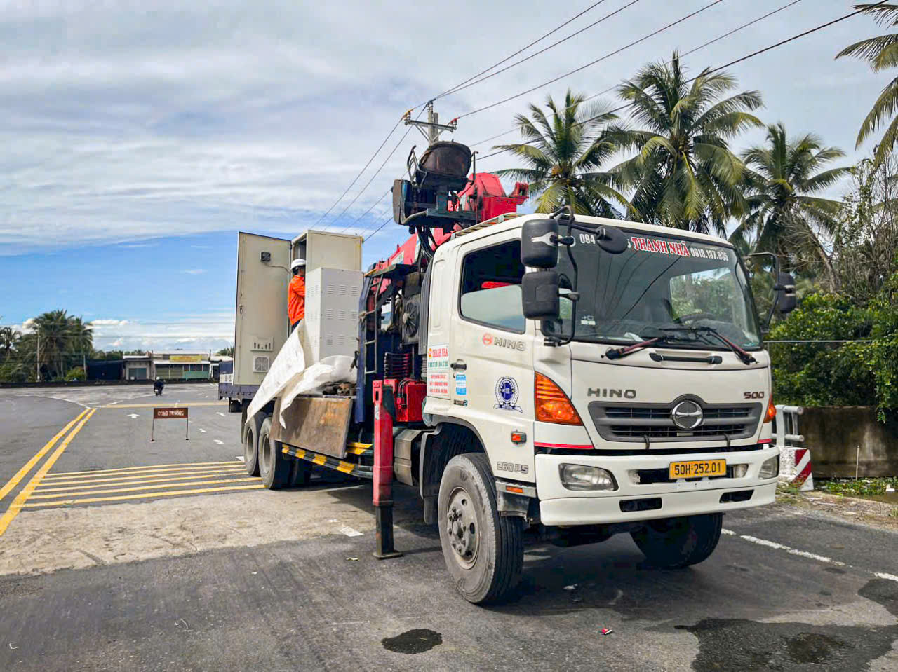 Dịch vụ cho thuê xe cẩu hỗ trợ lắp đặt hệ thống điện 