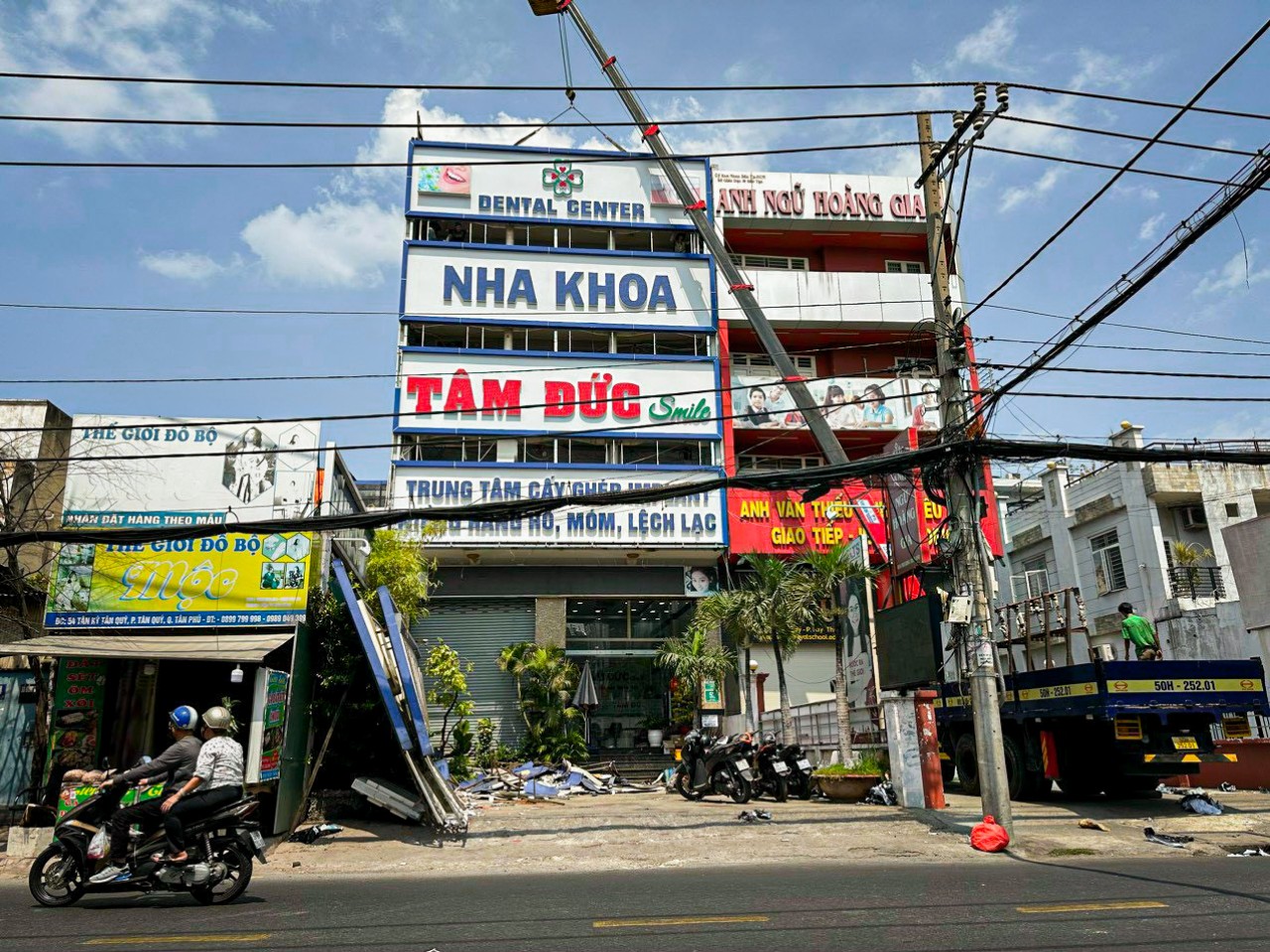 Dịch vụ cho thuê xe cẩu lắp đặt bảng hiệu: Giải pháp chuyên nghiệp, an toàn và hiệu quả