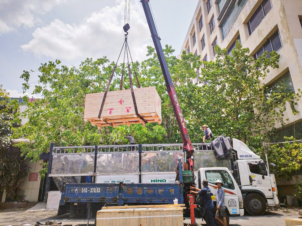 Dịch vụ cho thuê xe cẩu vận chuyển thang máy khu vực quận 9