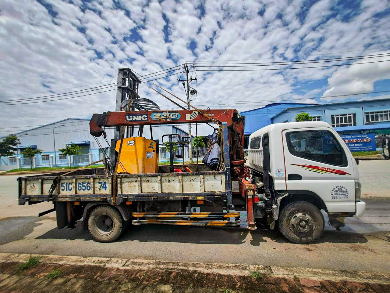 Dịch vụ cho thuê xe cẩu vận chuyển xe nâng hàng khu vực TP.HCM