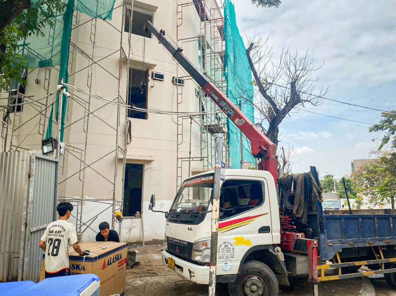 Dịch vụ thuê xe cẩu vận chuyển hàng hoá lên nhà cao tầng uy tín và chất lượng