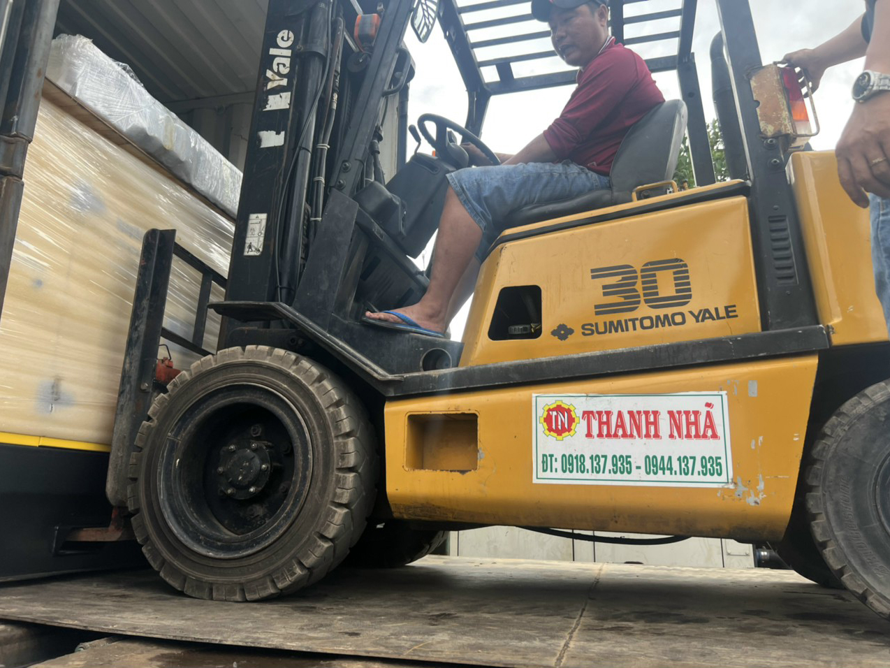 Hình ảnh hoạt động rút Container - Vận chuyển Container