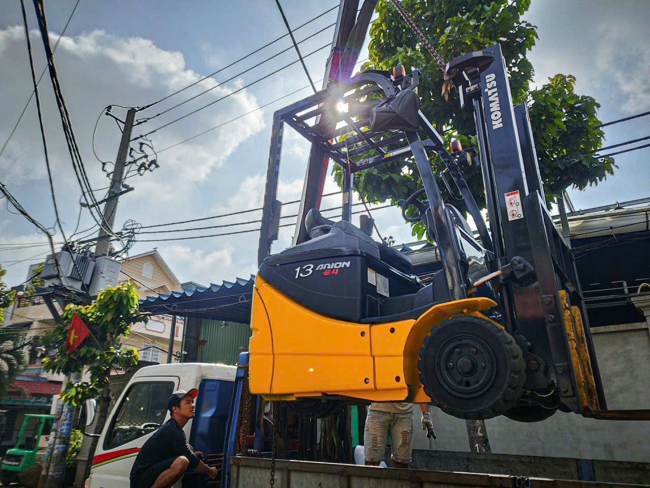Hình ảnh vận chuyển xe nâng xăng Komatsu 1,5 tấn cho khách 