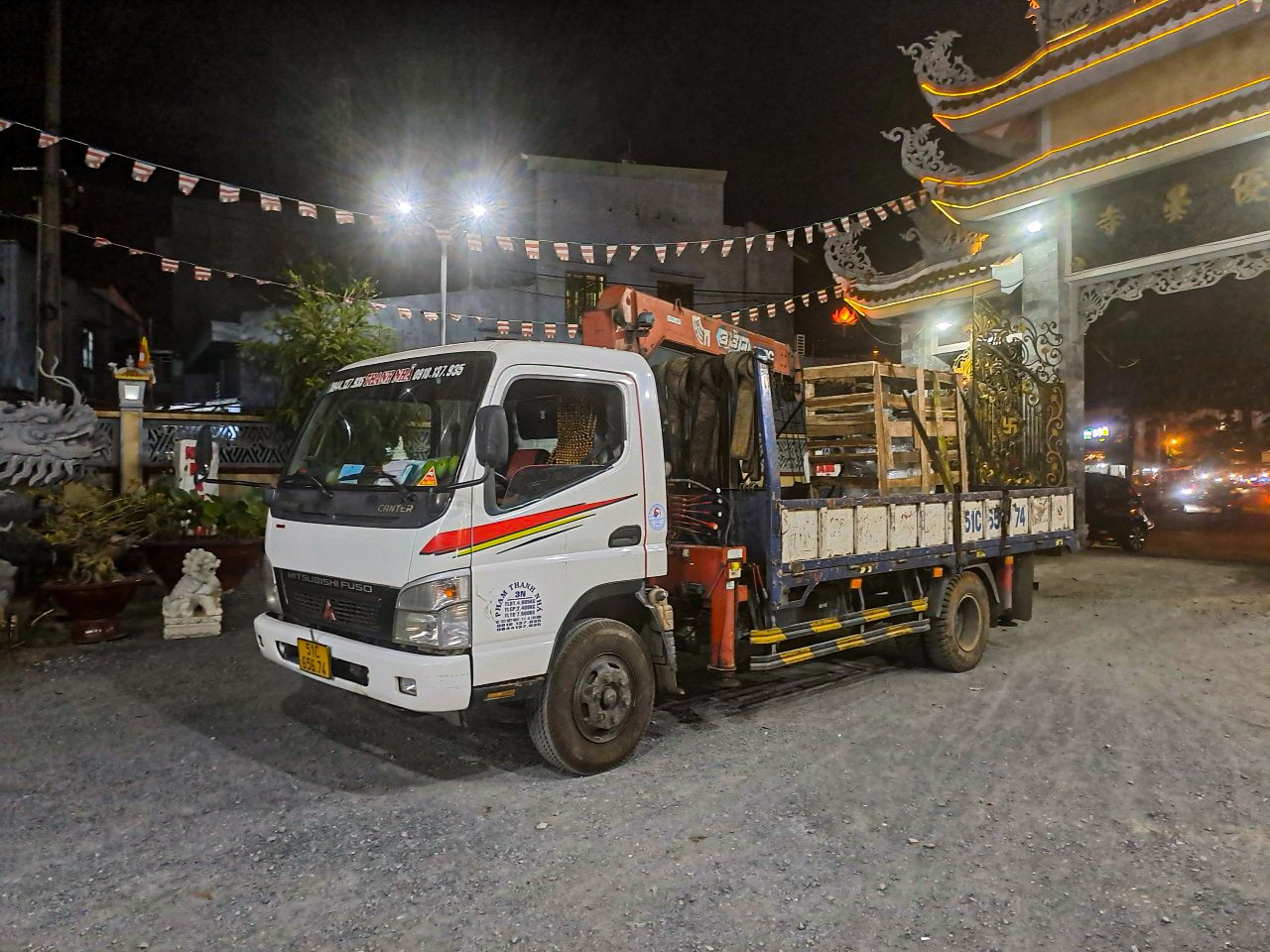 Hình ảnh xe cẩu đang hỗ trợ Chùa 