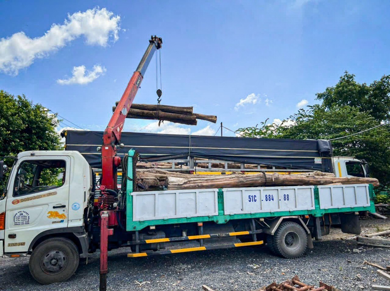 Hình ảnh xe cẩu đang vận chuyển gỗ đi tỉnh