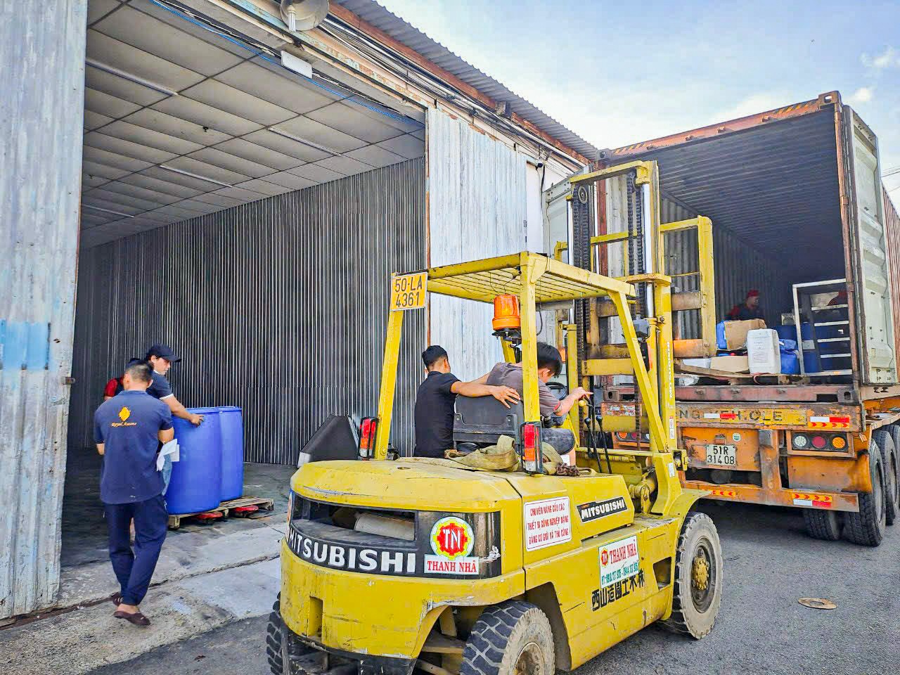 Hình ảnh xe nâng đang hỗ trợ khách lấy hàng 