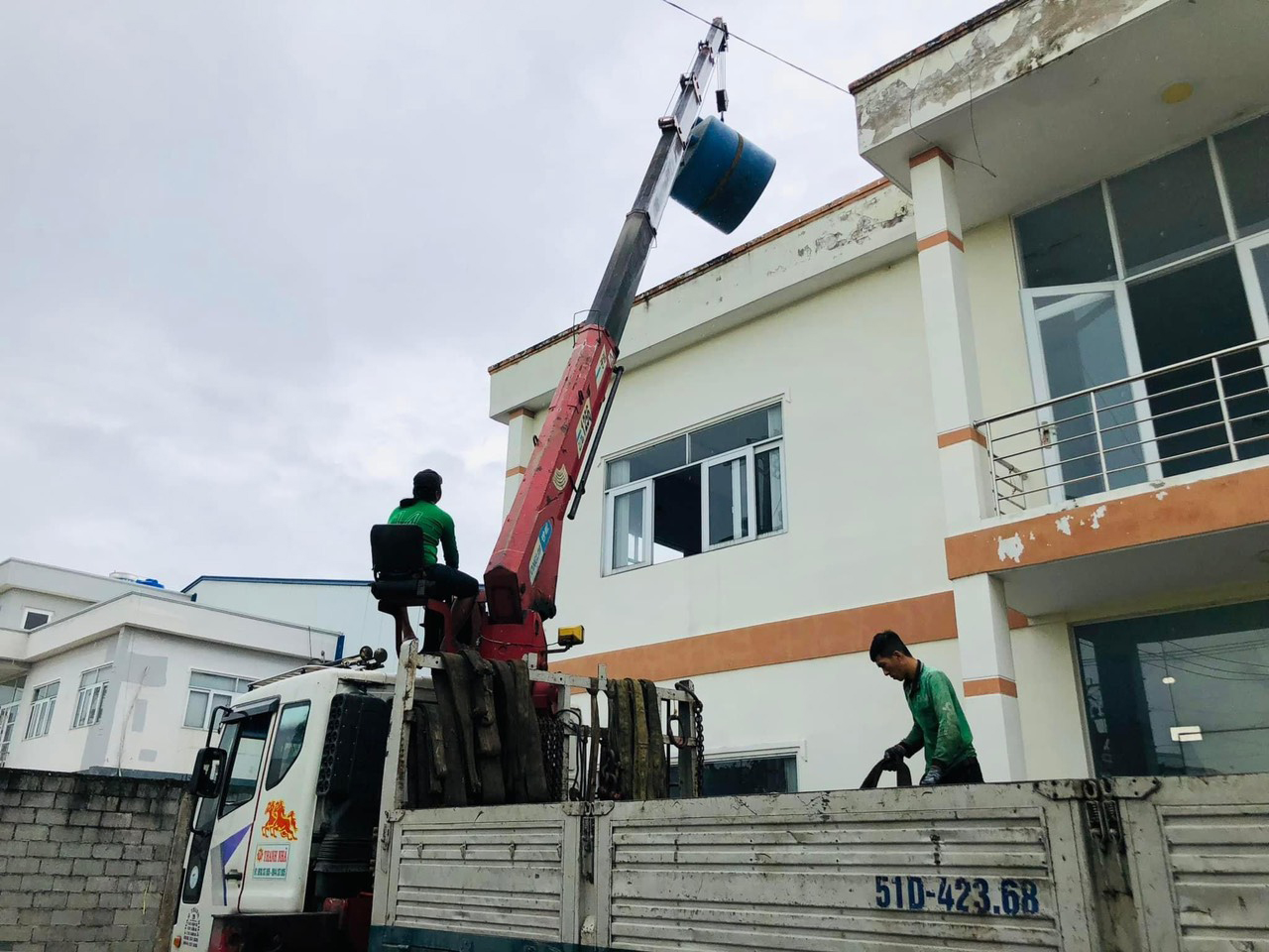 Nâng cẩu Thanh Nhã cẩu hàng hoá lên cao