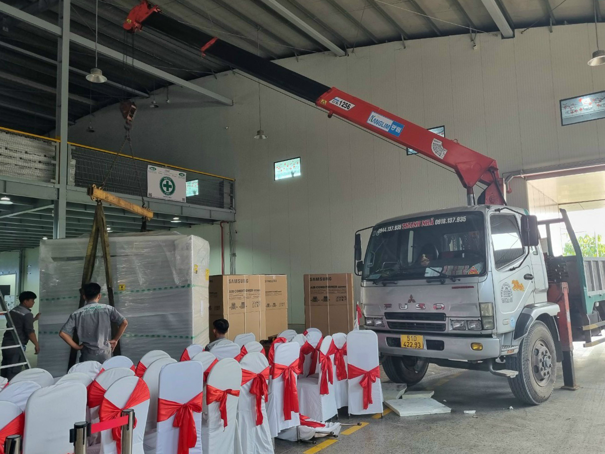 Nâng Cẩu Thanh Nhã hỗ trợ Sắp xếp hàng hoá nhập kho cho kịp Tiệc Tất Niên 