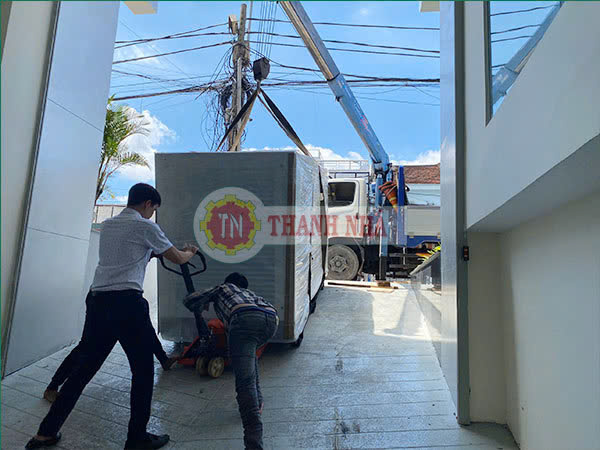 Sự thật ít ai nói khi tự vận chuyển máy móc lớn mà không thuê xe cẩu