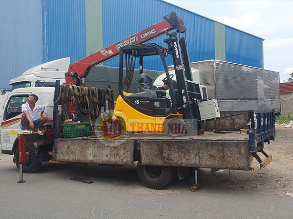 Vận chuyển xe nâng bốc xếp hàng hóa ở TP. HCM giá rẻ
